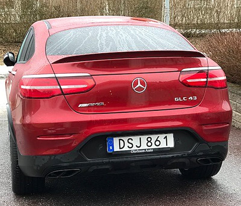 Rödmetallic Mercedes Benz AMG GLC 43 stulen i Järna, söder om Södertälje