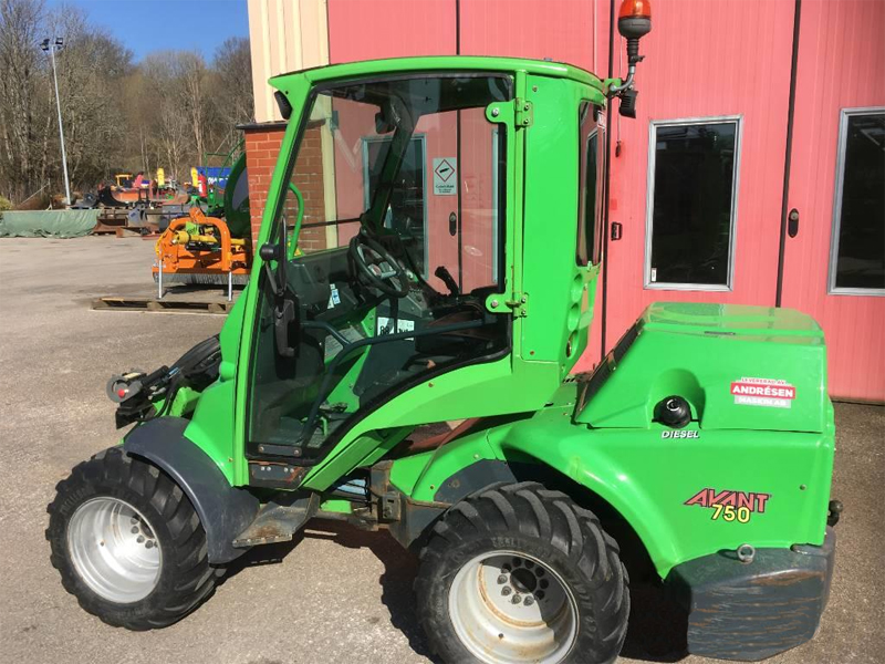 Grön kompaktlastare Avant 750 med LX-Hytt stulen i Alingsås