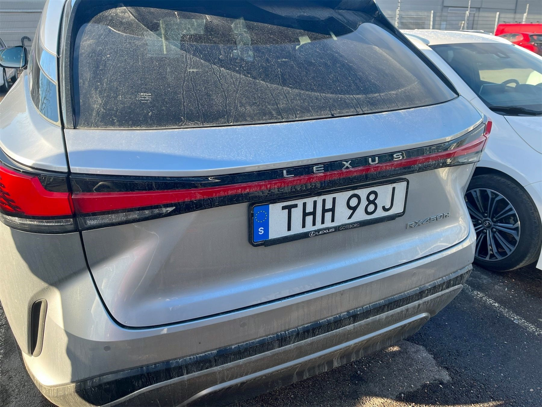 Silvermetallic Lexus RX 450H + stulen i Billdal söder om Göteborg