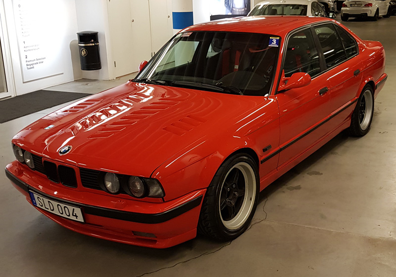Röd BMW M5 E34 stulen i Solna