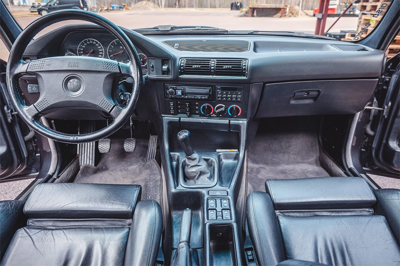 Svart BMW M5 E34 stulen i Upplands Väsby norr om Stockholm