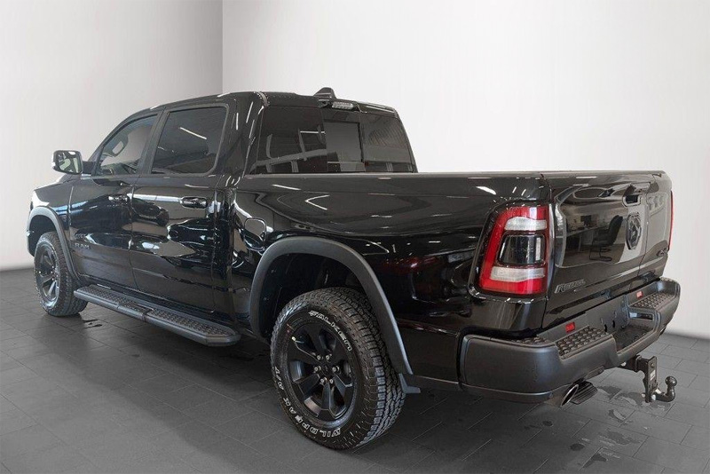 Svart RAM 1500 Crew Cab Rebel Night Edition