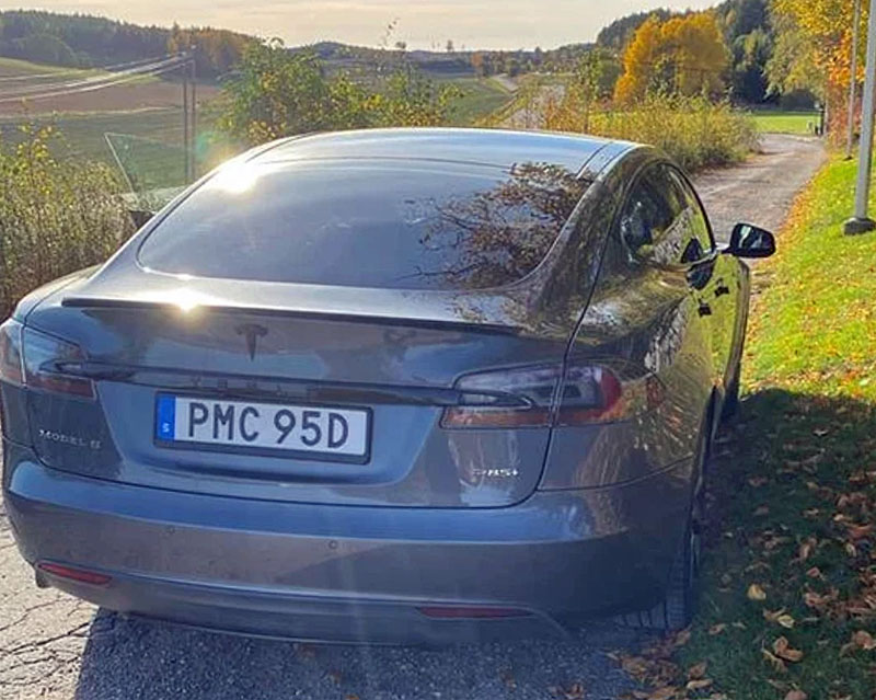 Grå metallic Tesla Model S 85 Plus stulen i Södertälje