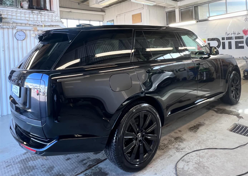 Svart Land Rover Range Rover P460 PHEV LWB Autobiography stulen i Sigtuna