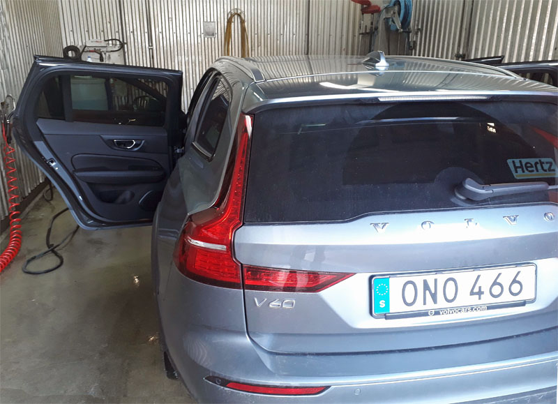 Gråblå metallic Volvo V60 Cross Country D4 AWD, hyrbil, stulen utanför Hertz på Lidingö