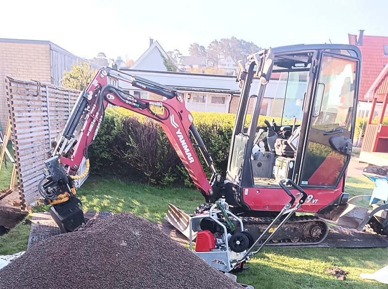Röd minigrävare Yanmar SV19 stulen i Mölndal, Göteborg