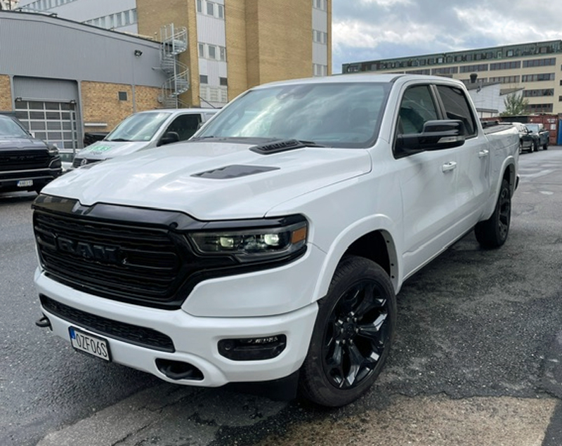 Vit RAM 1500 Crew Cab Limited Night Edition stulen i Vallentuna