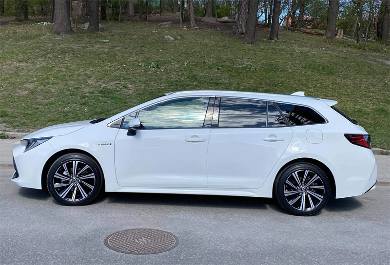 Vit Toyota Corolla Touring Sports Hybrid stulen i Solna
