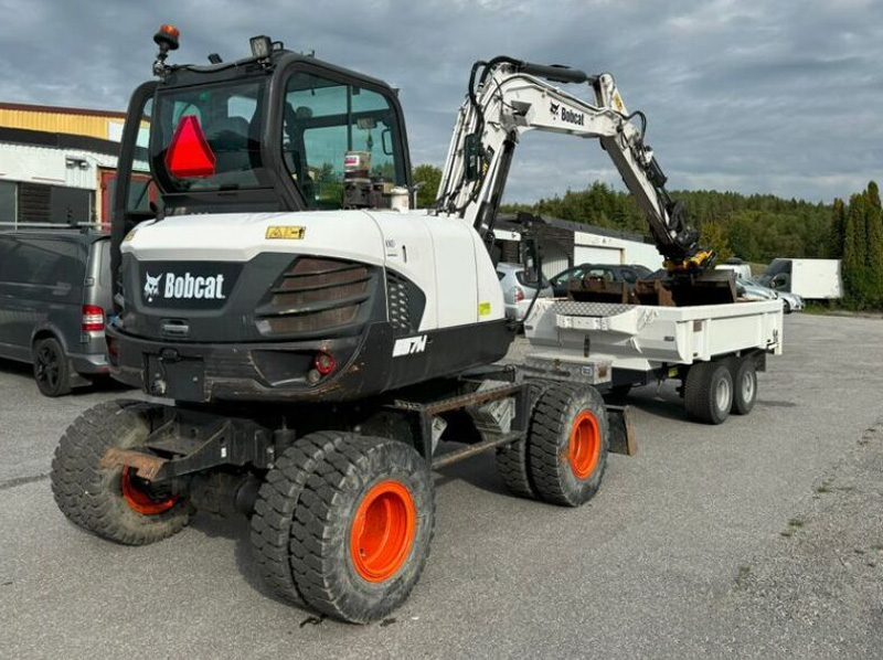Hjulburen grävmaskin Bobcat E57W stulen i Hjulsta, Stockholm