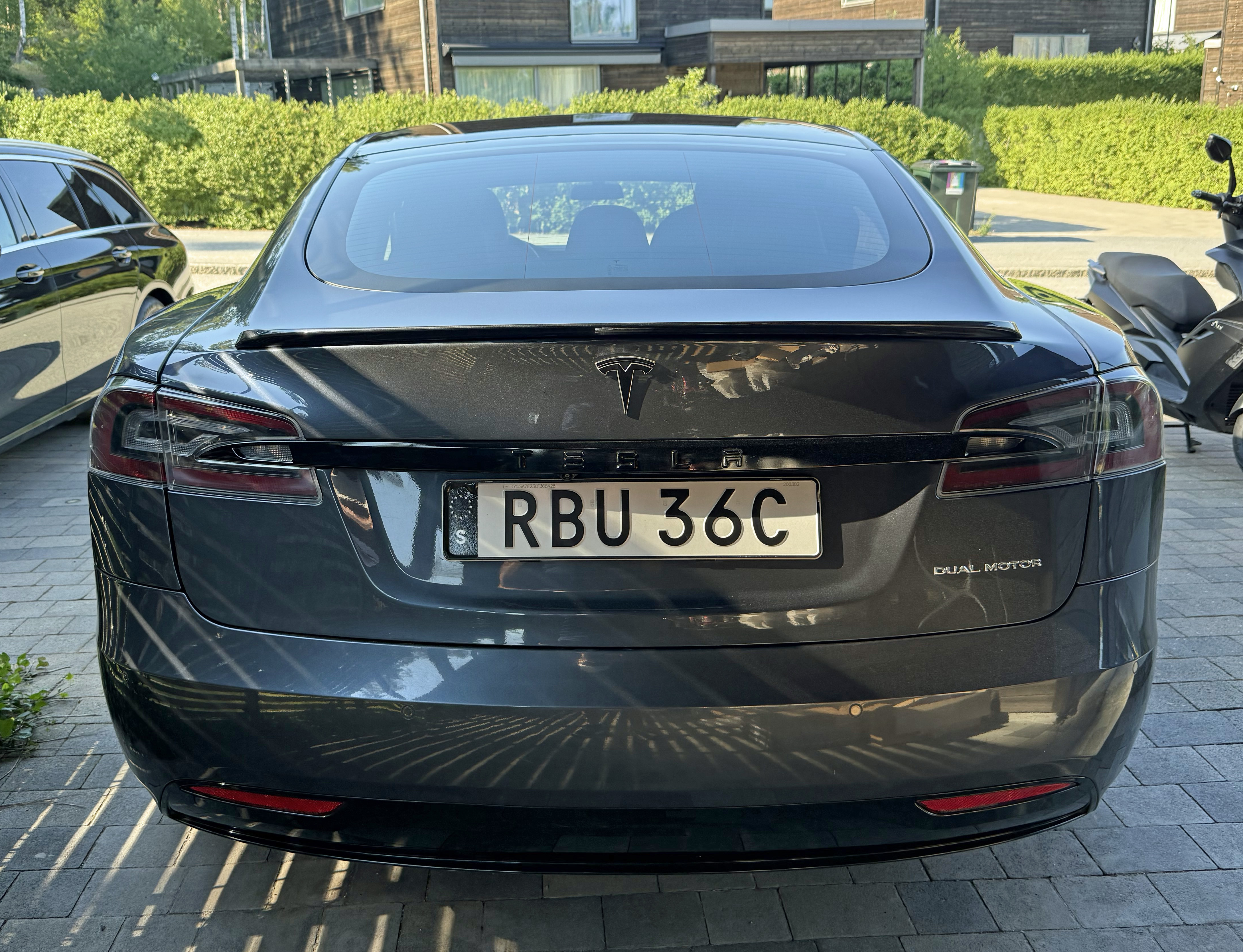 Grå metallic Tesla Model S Long Range Raven stulen i Vistaberg Huddinge