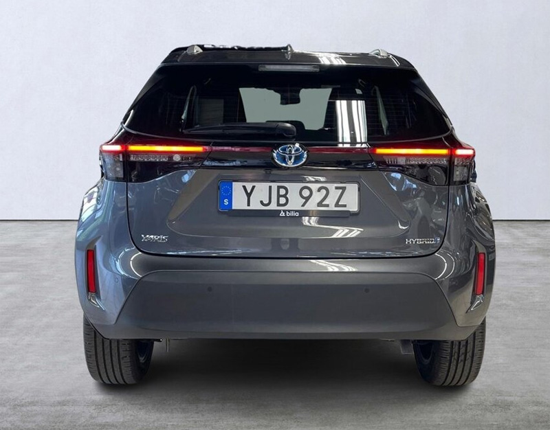 Grå Toyota Yaris Cross Hybrid stulen i Södertälje