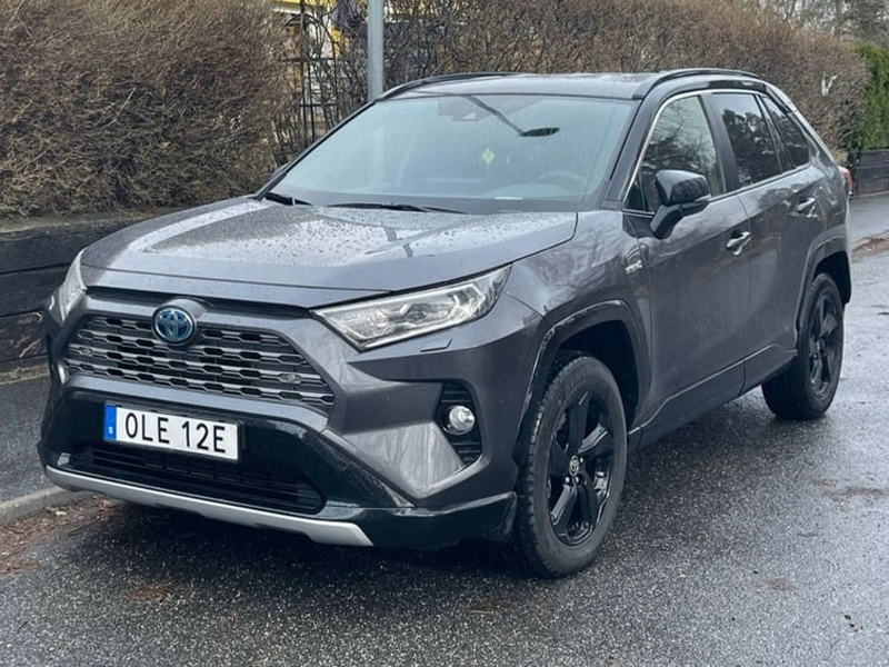 Grå metallic Toyota RAV4 Hybrid AWD stulen i Märsta