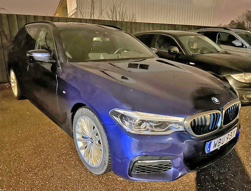 Blå metallic BMW 540i xDrive Touring stulen i Täby