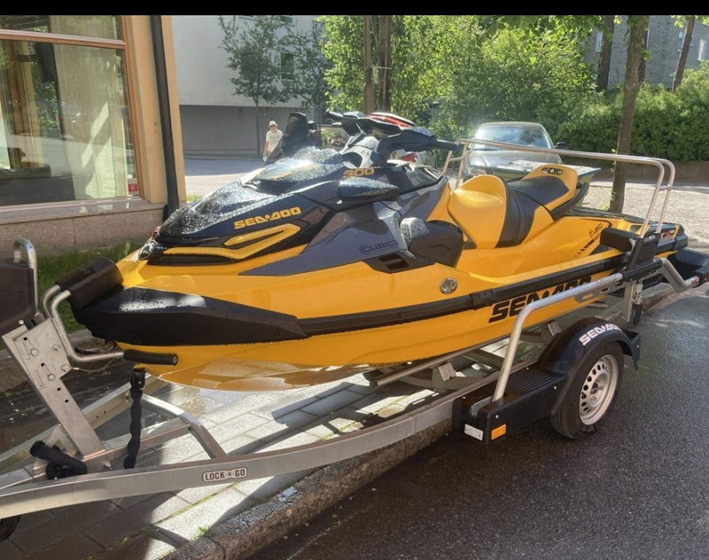 Sea Doo RXT-X 300 RS stulen på trailer i Solna, Stockholm