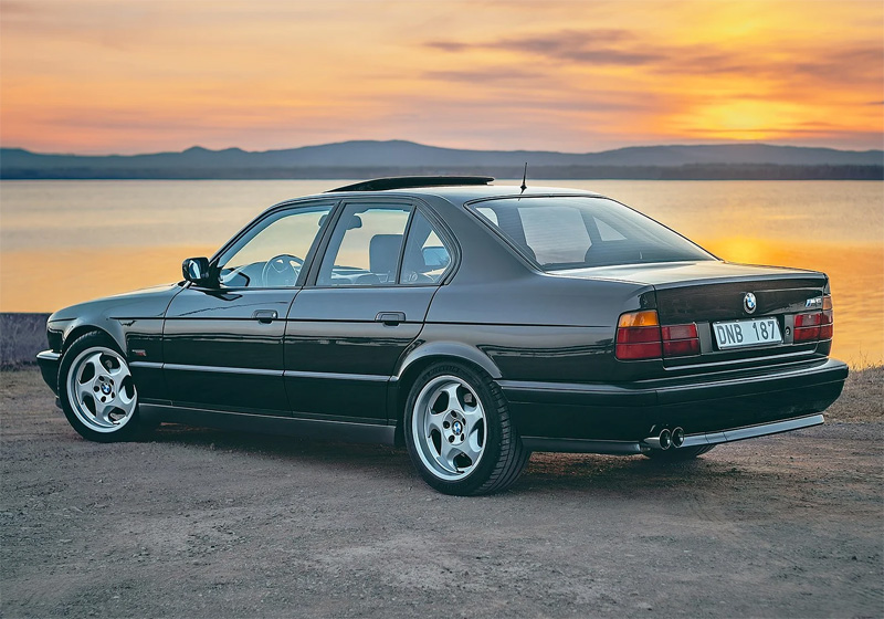 Svart BMW M5 E34 stulen i Upplands Väsby norr om Stockholm