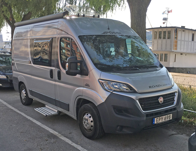 Silvermetallic husbil Fiat Pössl KW 20 (Poessl KW 20) "plåtis" stulen på Ekerö utanför Stockholm