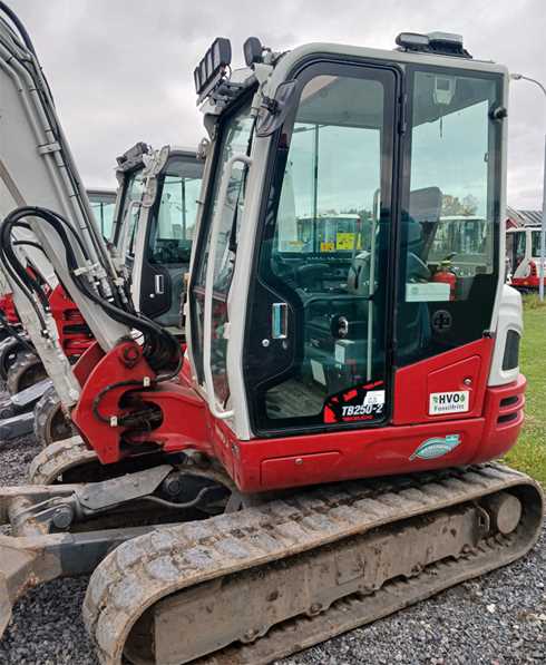 Röd-Grå bandburen grävmaskin Takeuchi TB250-2 stulen i Alingsås