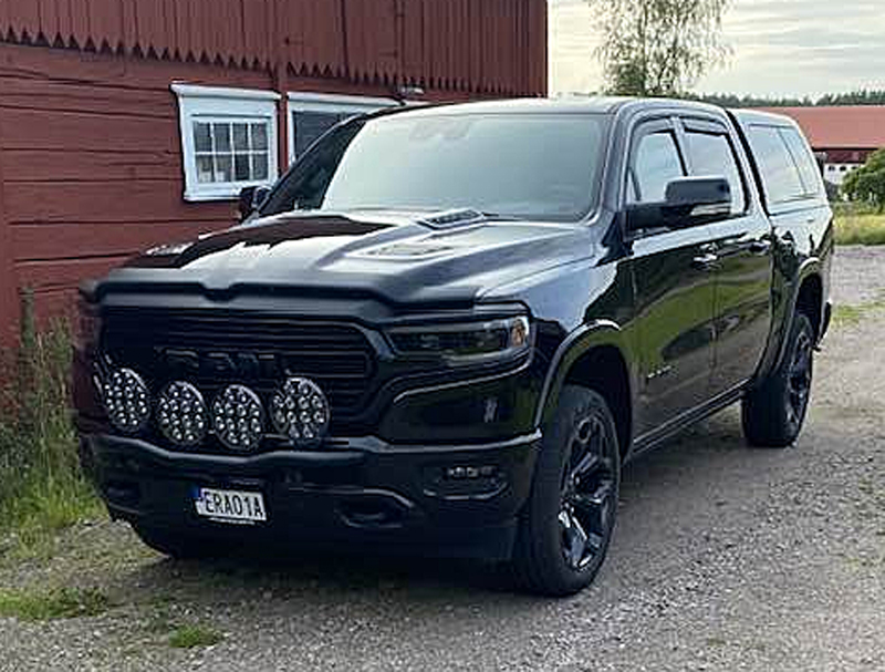 Svart RAM 1500 Crew Cab Limited Night Edition stulen I Hasslerör norr om Mariestad