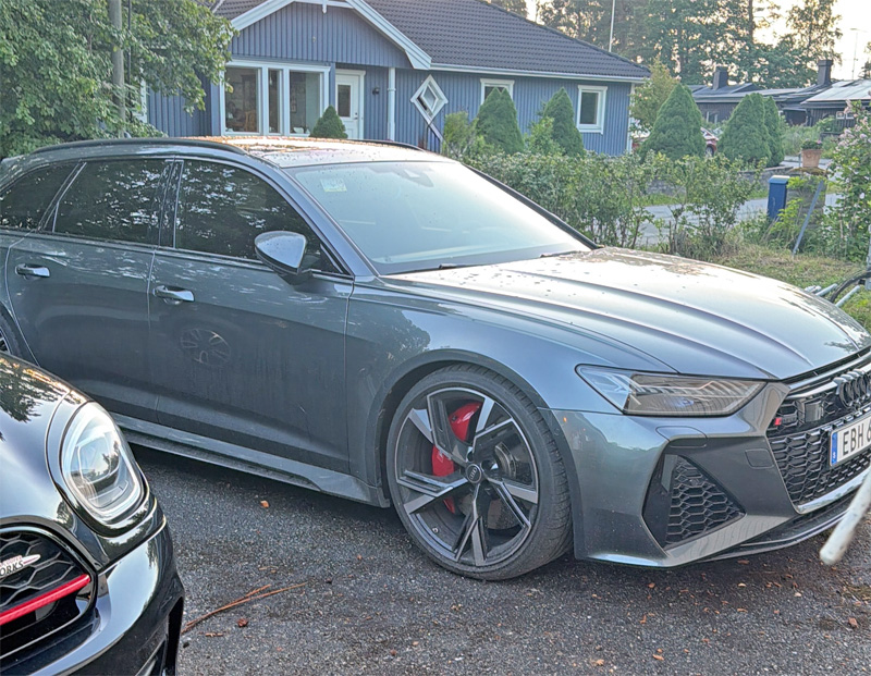 Grå metallic Audi RS6 Avant Performance Quattro stulen i Stäket nordväst om Stockholm