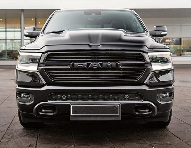 Svart Dodge RAM 1500 Laramie Crew Cab Night Edition stulen norr om Perstorp
