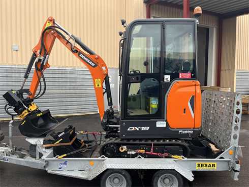 Maskinsläp Ifor Williams lastat med minigrävare Doosan DX19 stulet utanför Kungsör