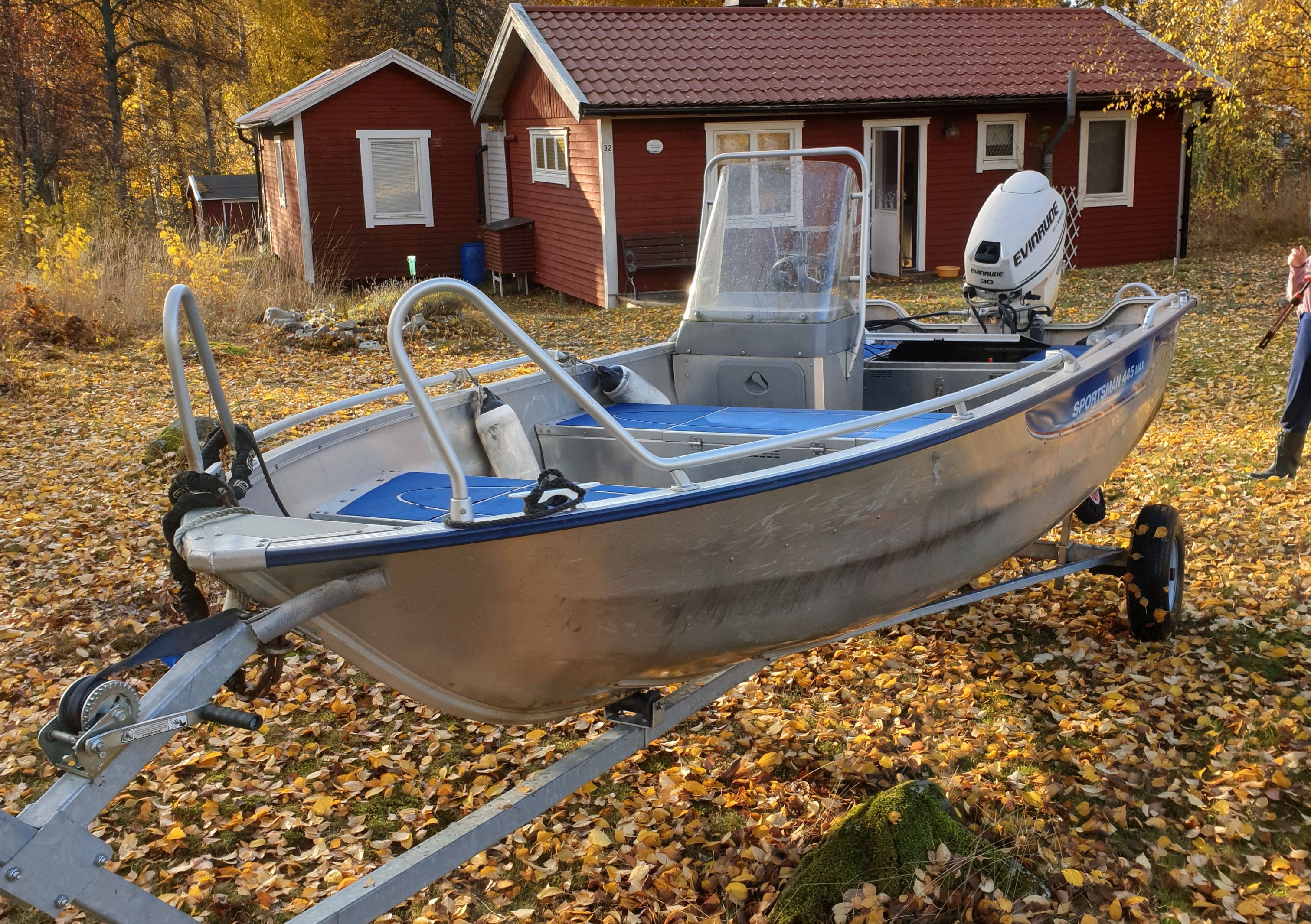 Linder 445 Sportsman med 30 Hk Evinrude stulen i vattnet vid Stallarholmen 15 km öster om Strängnäs