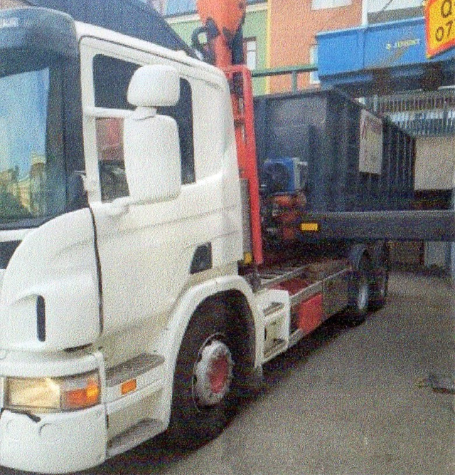 Vit treaxlad lastväxlare Scania P380 LB6X2 med asfaltspatcher stulen i Ljungby