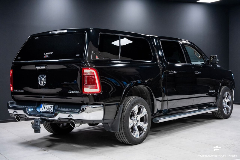 Svart RAM 1500 Crew Cab Laramie