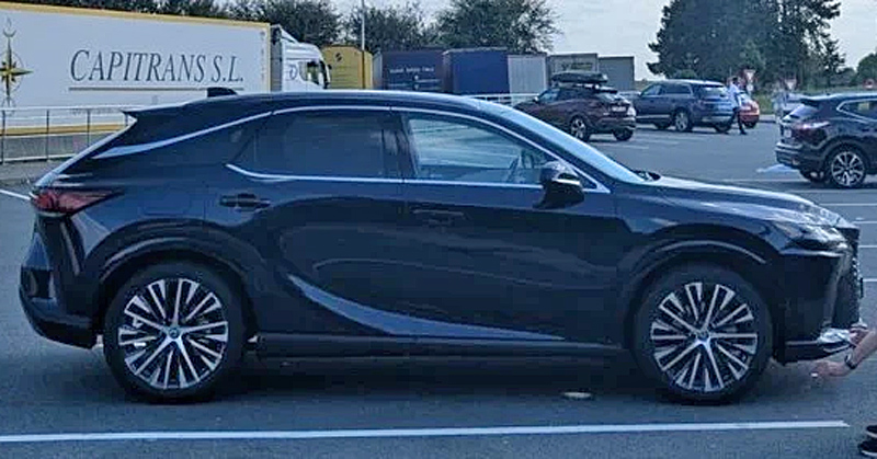 Mörkblå metallic Lexus RX 450H + Exucutive stulen i Täby norr om Stockholm