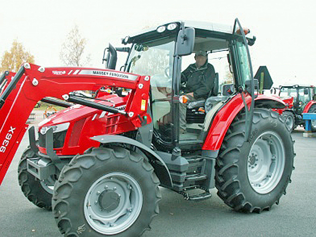 Traktor Massey Ferguson MF 5609 och tillkopplat sopaggregat stulna i Partille utanför Göteborg