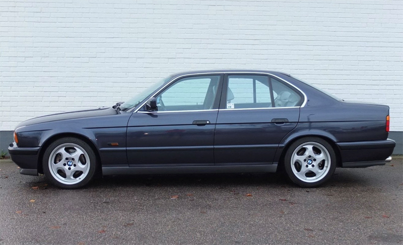 Blå BMW M5 Sedan E34 stulen i Ropsten, Stockholm