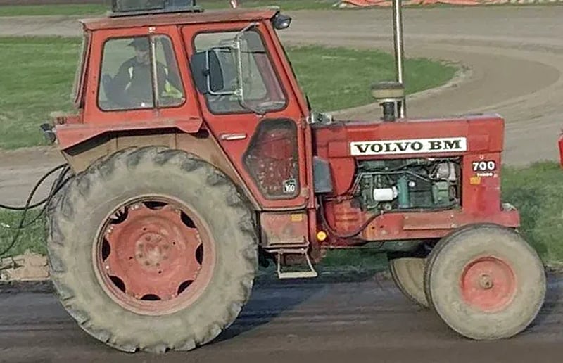 Röd Volvo BM T 700 stulen på Grevby Motorstadion, Mariestad