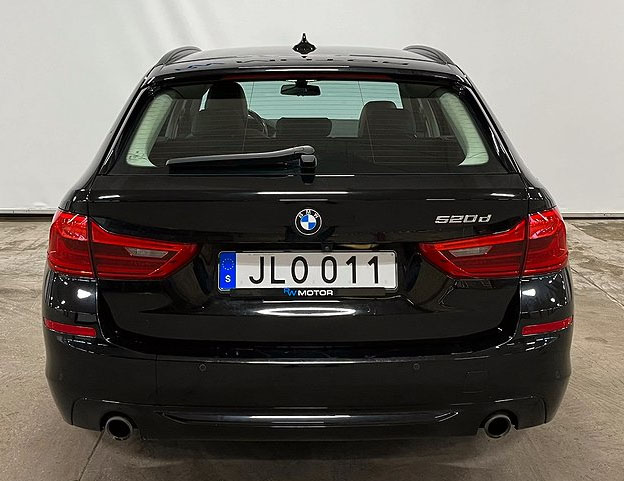 Grå metallic BMW 320D Xdrive Touring och svart BMW 520D Touring stulna efter inbrott i Uppsala