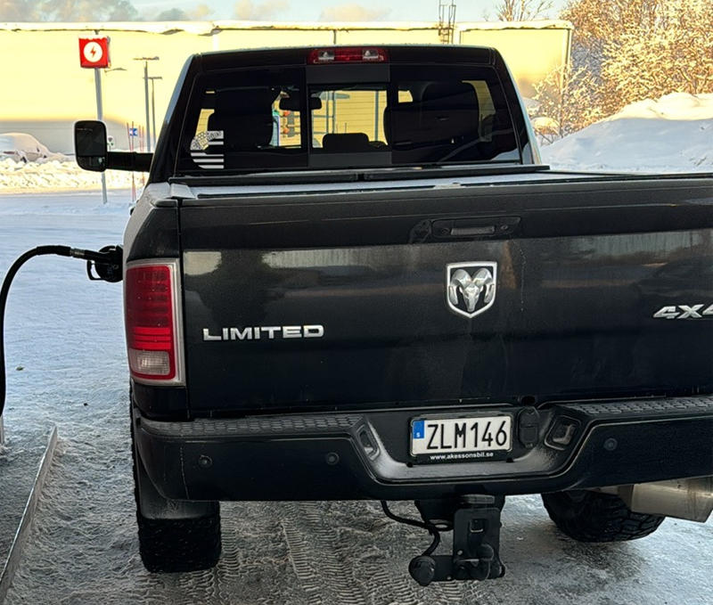 Svart RAM 2500 Crew Cab stulen utanför Trässberg, Lidköping