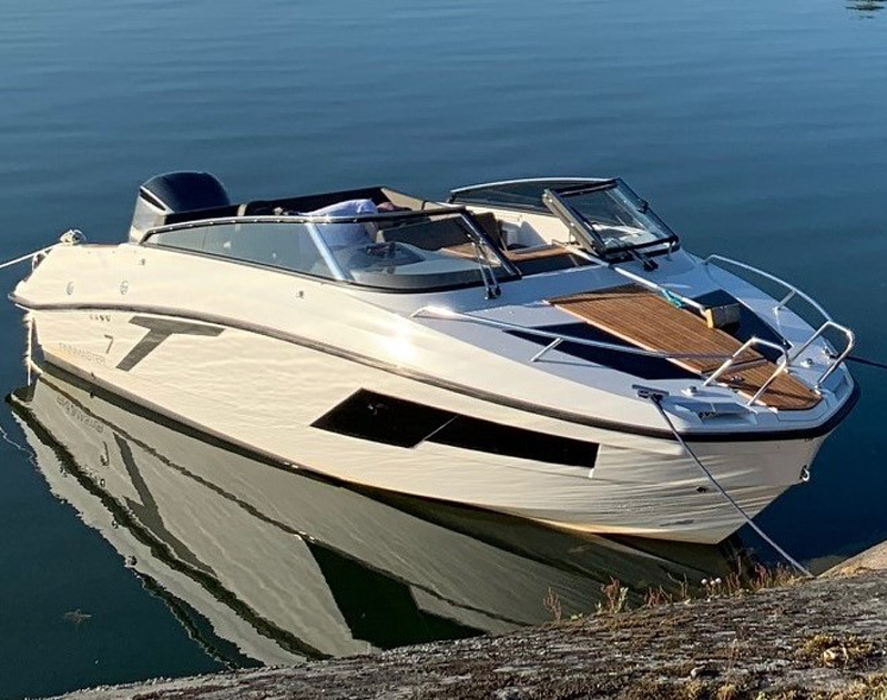 Grovt Bedrägeri i samband med förmedlingsuppdrag, Finnmaster T7 med 250HK Yamaha samt vattenskoter, Yamaha FXSVHO. Godsvärde 855 000Kr