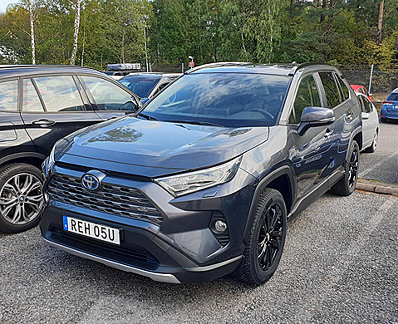 Grå metallic Toyota RAV4 Hybrid AWD stulen i Tumba söder om Stockholm