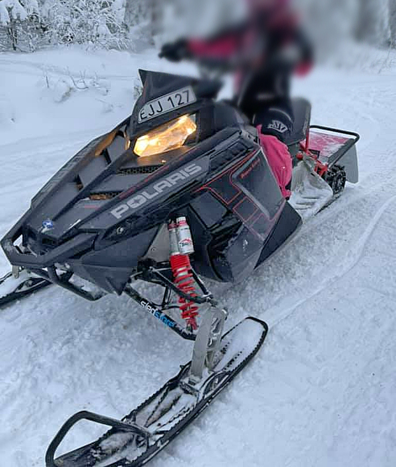 Två snöskotrar röd Polaris 800 PRO RMK 155 och svart Polaris 600 Rush stulna utanför Skelleftehamn