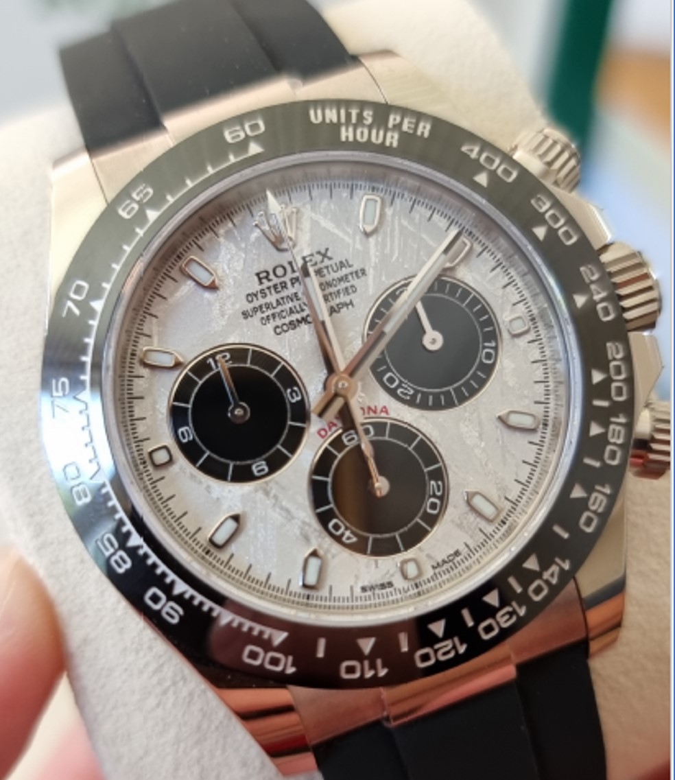 Larmtjänst söker information om Rolex Daytona.
