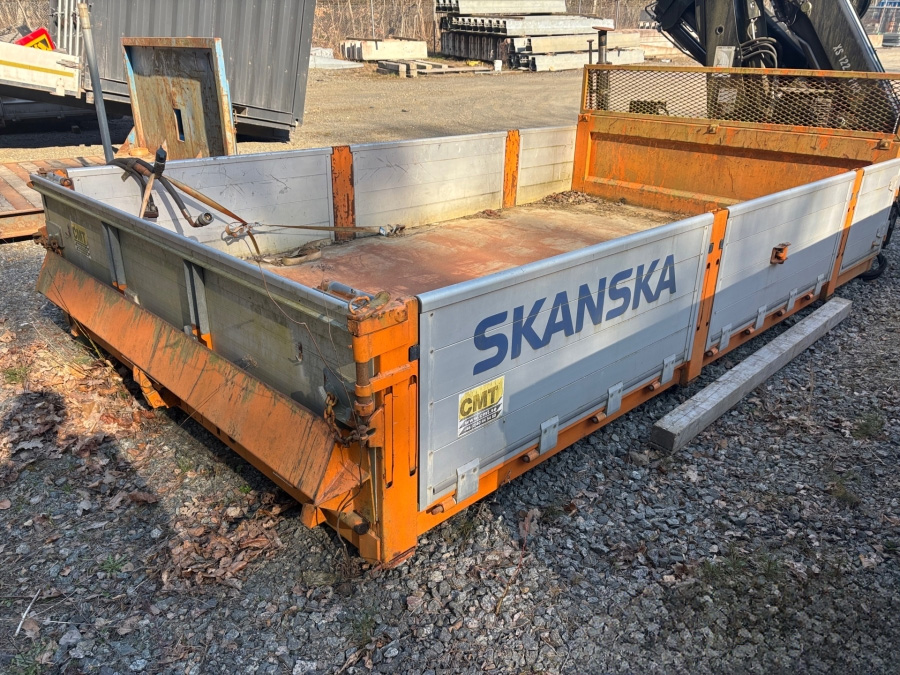 CMT lastväxlarflak med HIAB kran stulet i Hässleholm