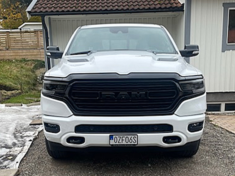 Vit RAM 1500 Crew Cab Limited Night Edition stulen i Vallentuna