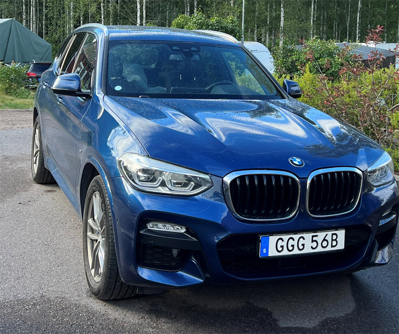Blå BMW X3 Xdrive 20D stulen i p-huset vid Vikingterminalen i Stockholm