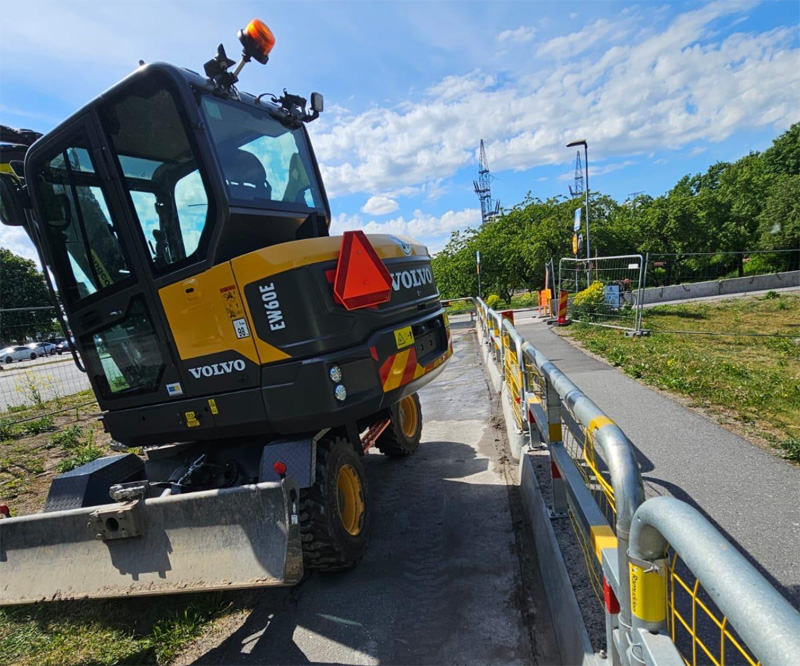 Bandburen grävmaskin Volvo EW60E stulen i Västberga, Stockholm
