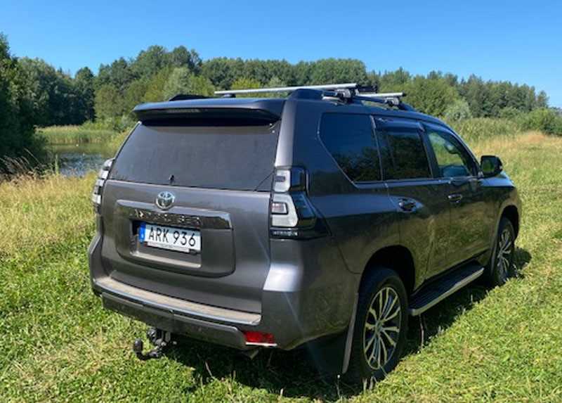 Mörkgrå metallic Toyota Land Cruiser Prado stulen i Törnskogen, Sollentuna norr om Stockholm