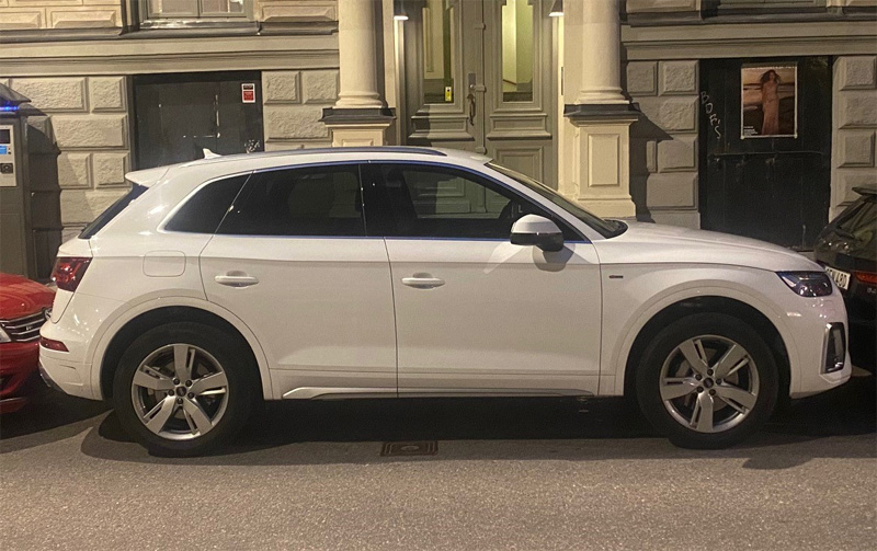 Vit Audi Q5 55 TFSI e Quattro stulen i Trångsund söder om Stockholm