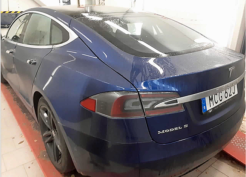 Blå metallic Tesla Model S stulen i Täby norr om Stockholm