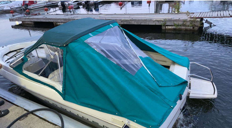 Bayliner Capri 1954 stulen på trailer i Norsborg, Stockholm