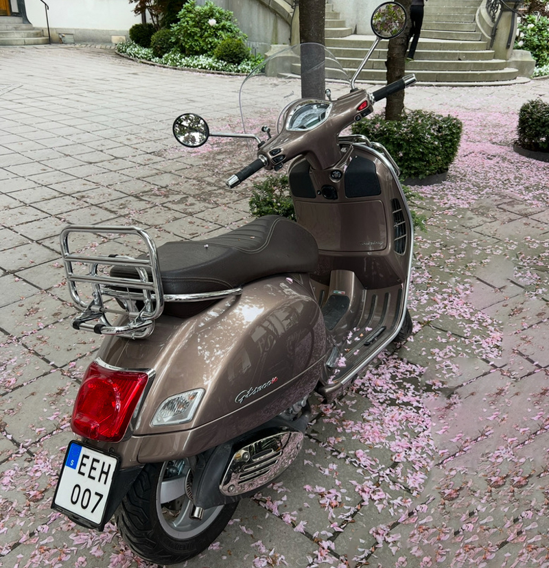 Brun metallic Vespa GTS 300 stulen på Lidingö