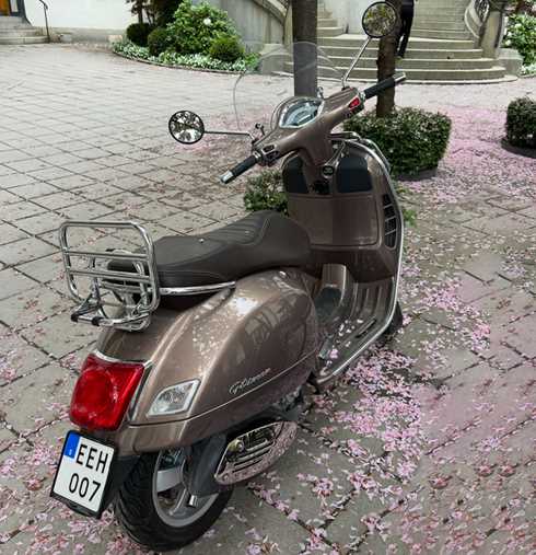 Brun metallic Vespa GTS 300 stulen på Lidingö