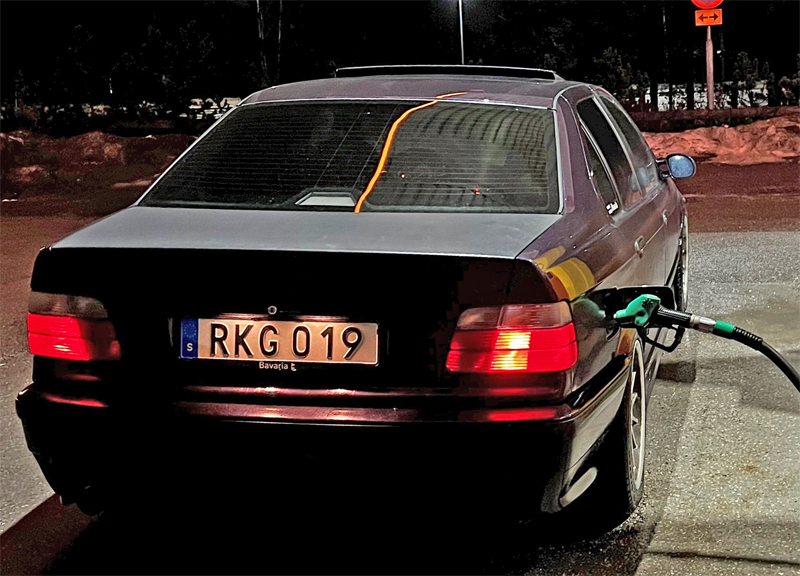 Lila BMW 328I M-Sport E36 stulen i Västerhaninge