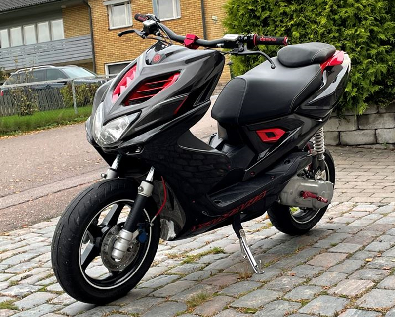 Moped Yamaha Aerox Naked stulen i Karlstad